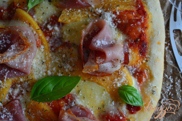 фото рецепта: Пицца с сухой ветчиной, кусочками дыни и моцареллой