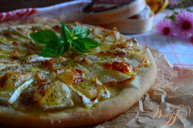 фото рецепта: Пицца с грушей и сыром Камамбер