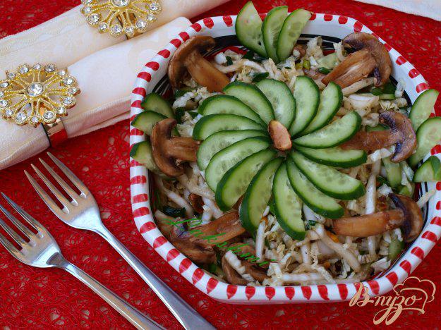 фото рецепта: Салат с пекинской капустой,сырыми шампиньонами и фисташками