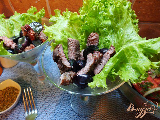 фото рецепта: Салат с острой печеной говядиной и виноградом