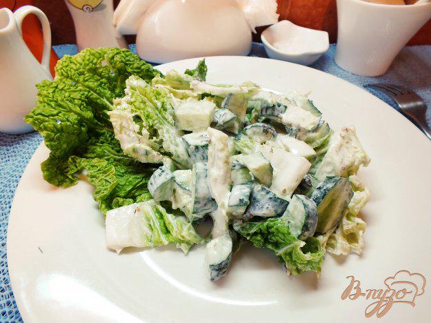 фото рецепта: Салат с пекинской капустой, огурцом и шалфеем