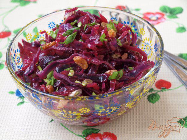 фото рецепта: Постный салат с краснокочанной капустой и изюмом