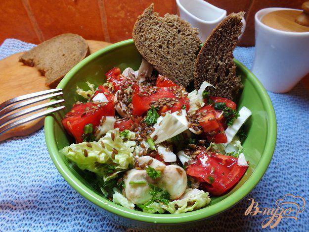 фото рецепта: Помидорный салат с грибами и семенами льна