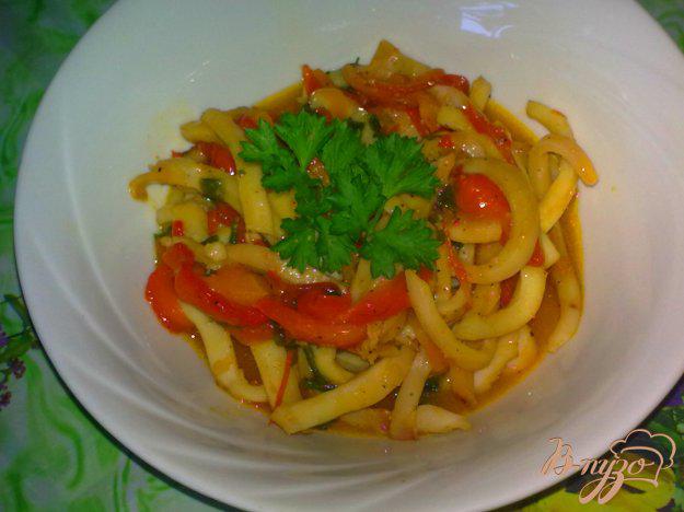 фото рецепта: Кальмары с овощами тушеные в нежном соусе