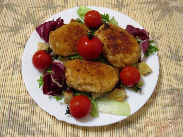 фото рецепта: Куриные котлеты с помидорами и салатом