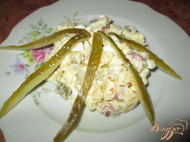 фото рецепта: Картофельный салат с маринованными огурчиками и колбасой