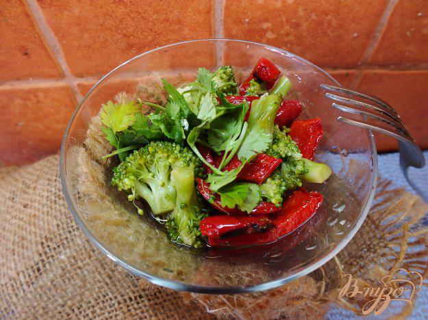 фото рецепта: Салат из отварной брокколи и печеного перца