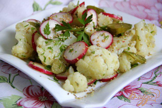 фото рецепта: Салат из цветной капусты, редиски и маринованных огурцов