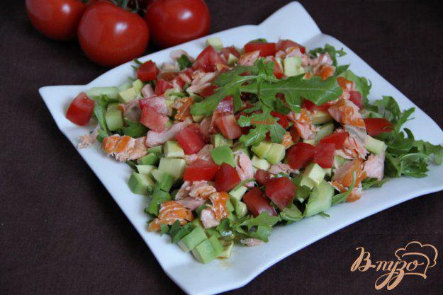 фото рецепта: Салат  с рукколой, авокадо, красной рыбы