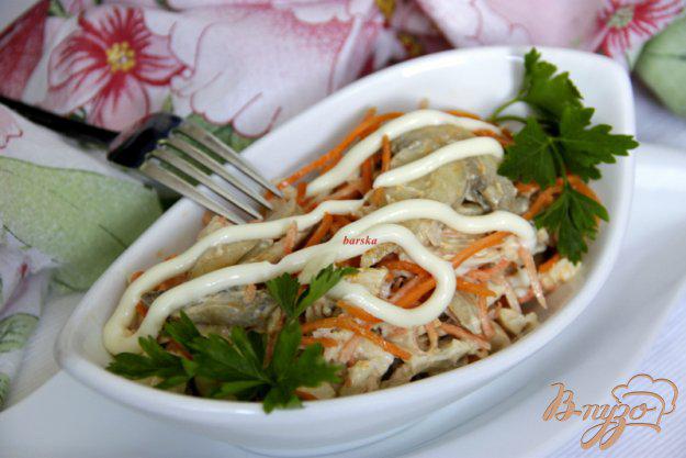 фото рецепта: Салат с курицей, грибами и корейской морковкой
