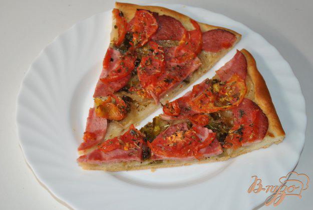 фото рецепта: Пицца с луком и колбасой
