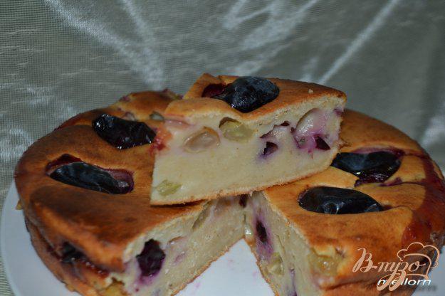 фото рецепта: Пирог с овсяными хлопьями на ряженке с виноградом и сливами