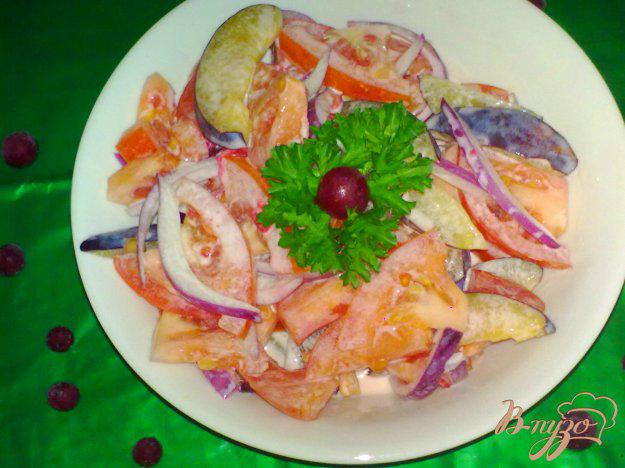 фото рецепта: Салат из помидор со сливой