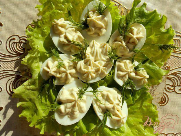 фото рецепта: Фаршированные яйца с сыром