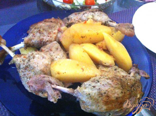 фото рецепта: Утиные ножки в пикантном маринаде, запеченные с картофелем