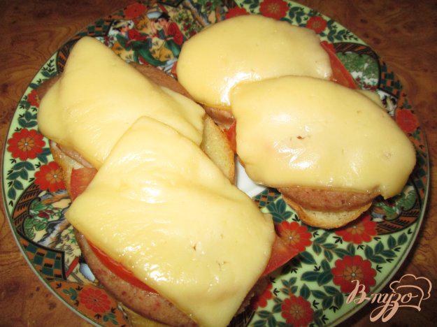 фото рецепта: Горячие бутерброды с ливерной колбасой и помидорами