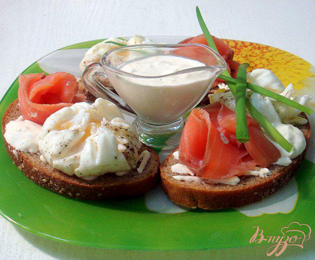 фото рецепта: Бутерброды с яйцами пашот и лососем