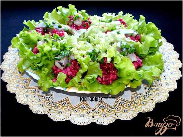 фото рецепта: Закусочный салат со свеклой и сельдью
