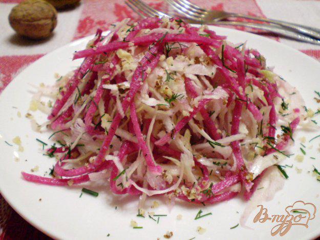 фото рецепта: Салат из капусты, редьки и грецких орехов