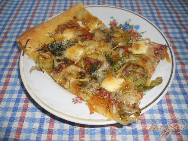 фото рецепта: «Пицца» на слоеном тесте, с колбасой и овощами