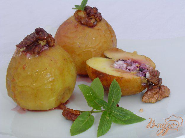 фото рецепта: Яблоки, запеченные с творогом, черникой, орехами и медом
