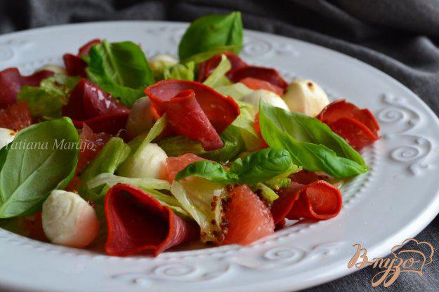 фото рецепта: Салат с моцареллой, грейпфрутом и бастурмой  из говядины