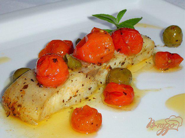 фото рецепта: Рыба по итальянски, запеченная с томатами, оливками и каперсами