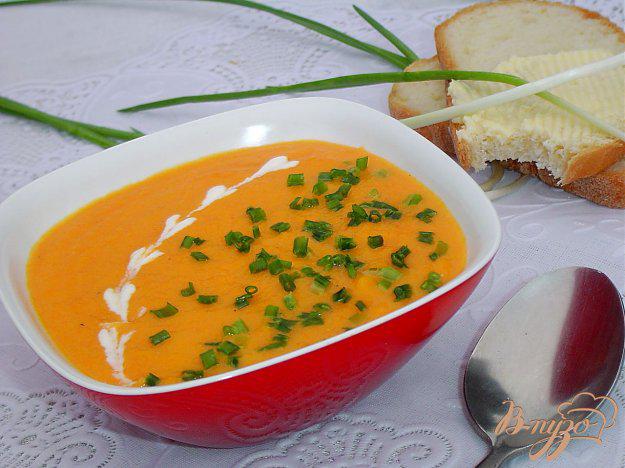 фото рецепта: Морковный суп-пюре с зеленым луком (Сrema di carote all erba cipollina)
