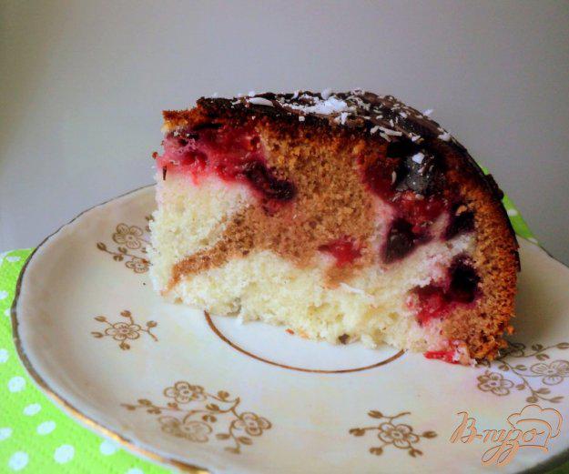 фото рецепта: Мраморный пирог с ягодами в мультиварке