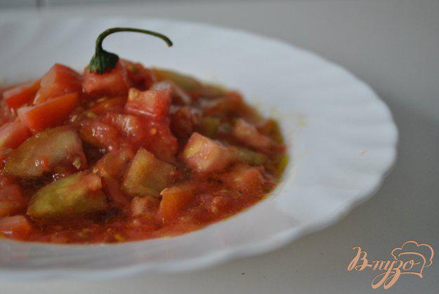 фото рецепта: Пикантный салат с помидорами и чили