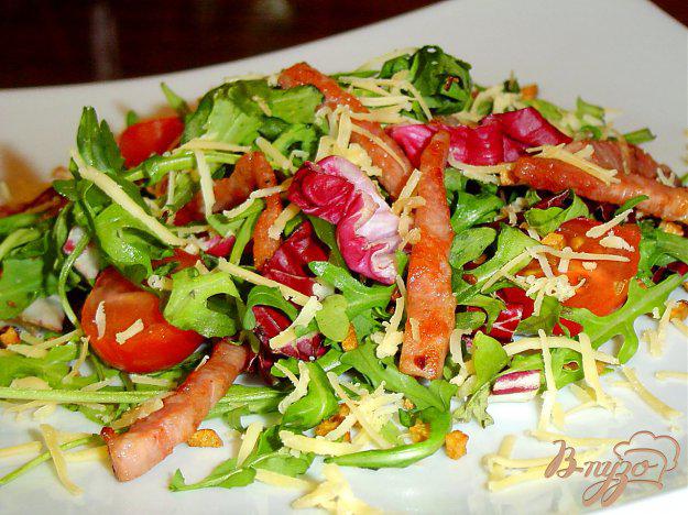 фото рецепта: Зеленый салат с помидорами,ветчиной, жареным чесноком