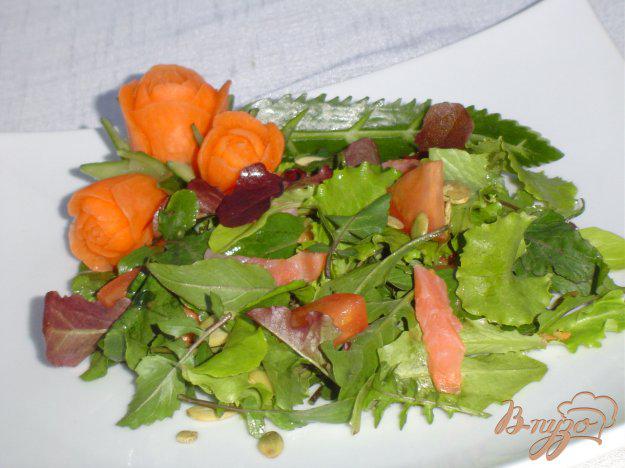 фото рецепта: Зеленый салат с малосольной семгой и помидорами
