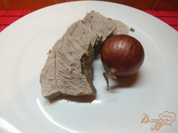 фото рецепта: Мясо отварное в крутом луковом бульоне