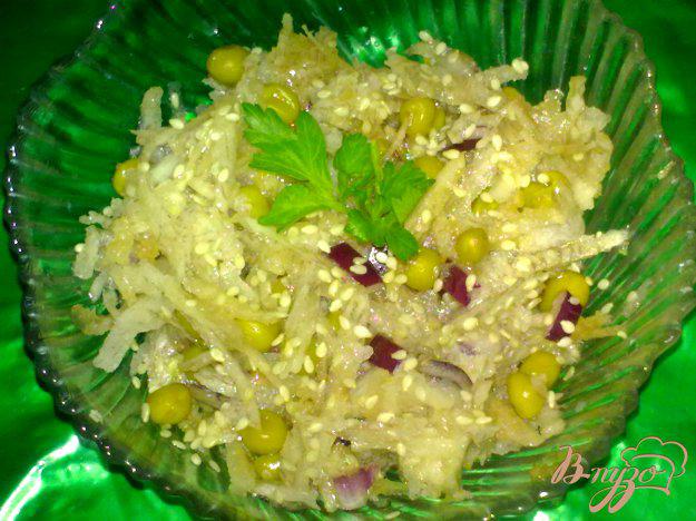 фото рецепта: Салат из дайкона с кунжутом