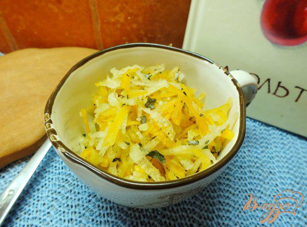 фото рецепта: Салат из дайкона с орехами и тыквой