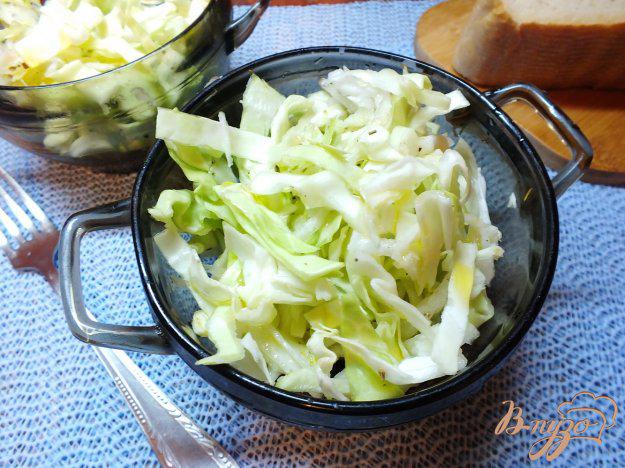 фото рецепта: Салат из капусты с дайконом и травами