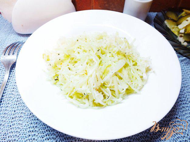 фото рецепта: Зимний салат из кислой капусты и дайкона