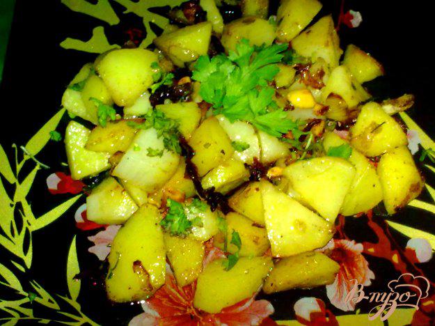 фото рецепта: Пряный картофель с арахисом и кинзой