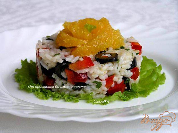 фото рецепта: Рисовый салат с маслинами, сладким перцем и апельсином