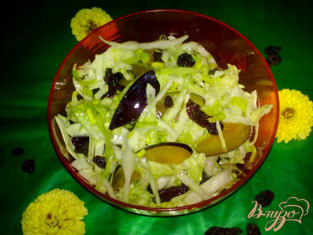 фото рецепта: Салат из капусты со сливой