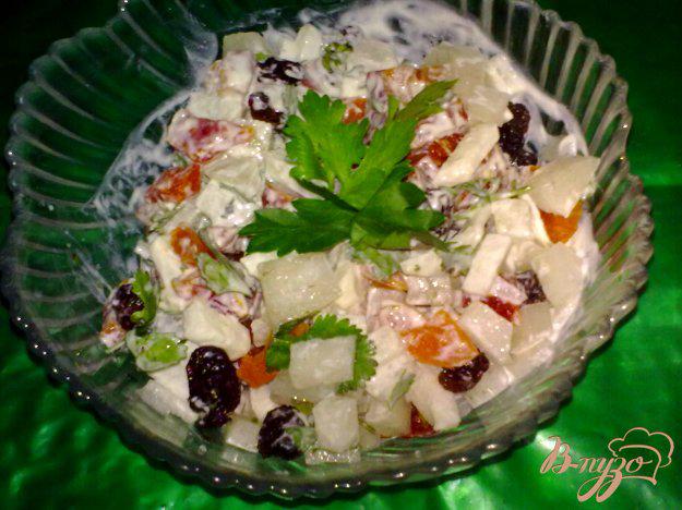 фото рецепта: Салат из дайкона с сухофруктами