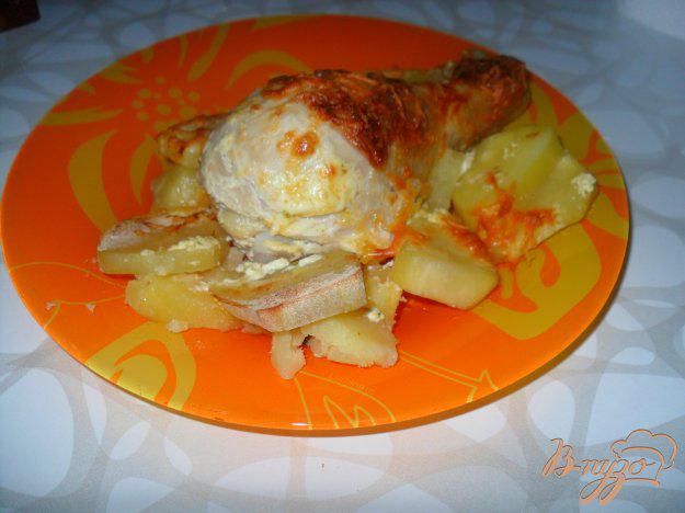 фото рецепта: Куриные голени в сметане с картошкой