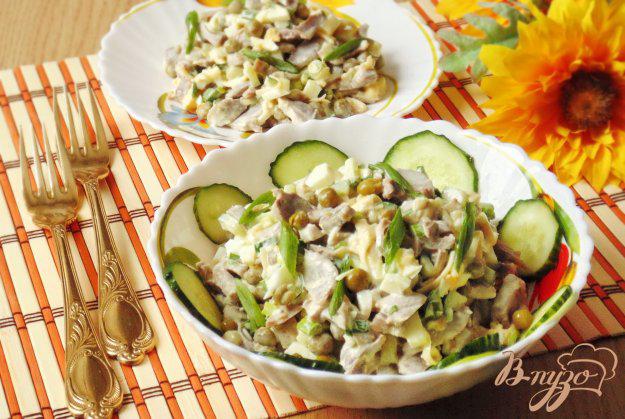 фото рецепта: Салат с куриными желудками и зеленым горошком