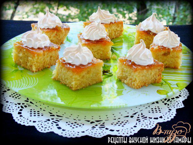фото рецепта: Пирожные с абрикосовым джемом и безе