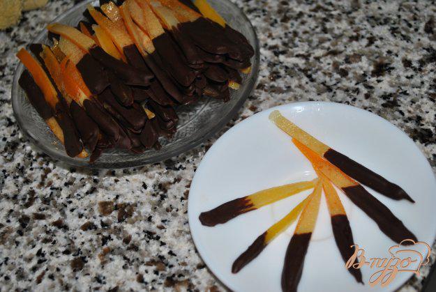 фото рецепта: Конфеты из апельсиновых корочек с шоколадом