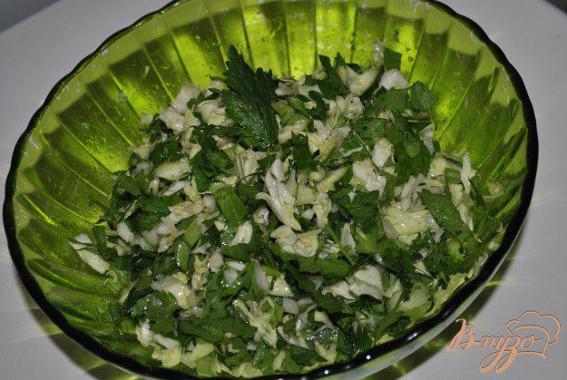 фото рецепта: Салат из капусты и зелени