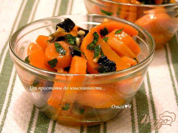фото рецепта: Теплый салат из моркови с черносливом