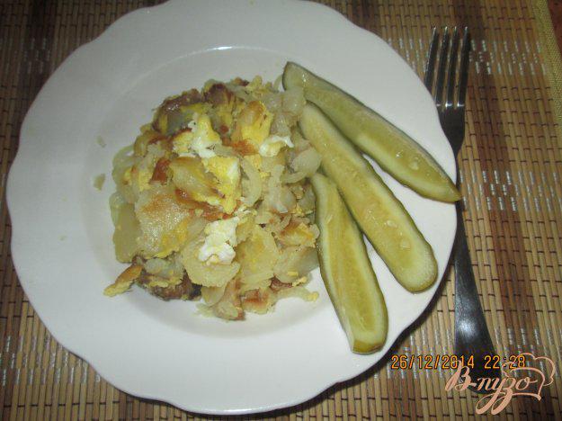 фото рецепта: Жареная картошка с яйцом, луком и чесноком