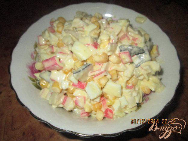 фото рецепта: Салат с крабовыми палочками и маринованными грибами