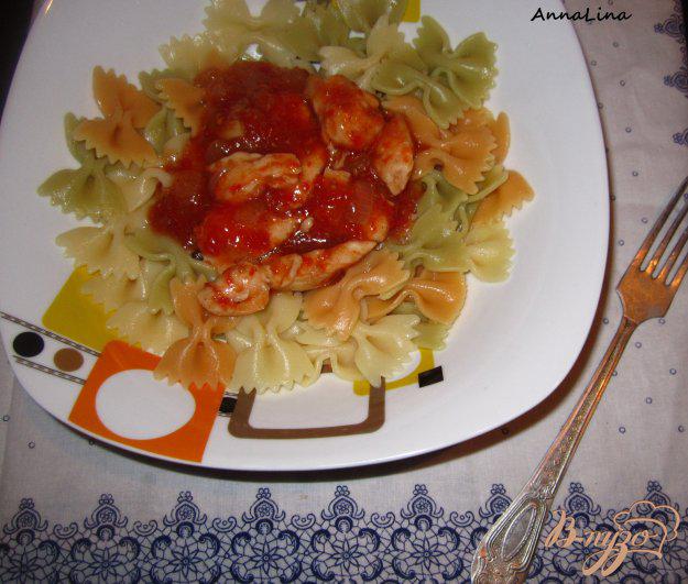 фото рецепта: Куриное филе в соево-томатном соусе с цветной пастой